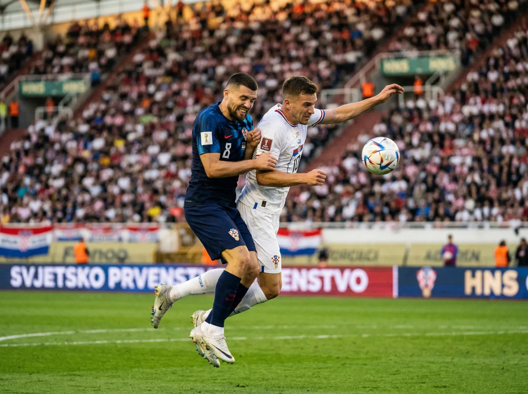Dinamična akcija na nogometnom terenu tijekom utakmice Svjetskog prvenstva
